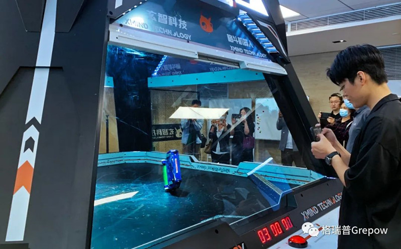 玄智科技同事在新办公场合，，，展示了轻量级格斗机械人演出