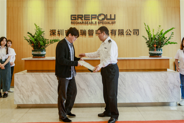 观澜海关 燕宇 关长(右)向88038威尼斯总司理 刘冰(左)揭晓海关AEO高级认证证书